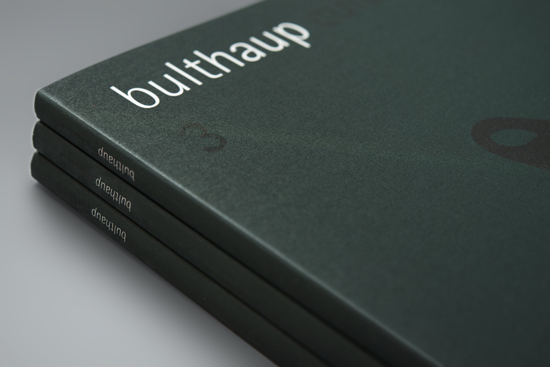 Gestapelte dunkelgrüne Ausgaben des Magazins „bulthaup culture“